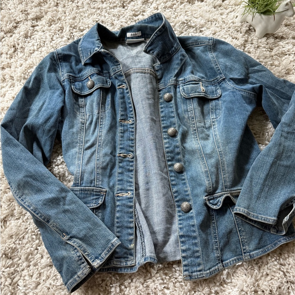 Liz & Co light blue vintage denim jacket with a relaxed fit